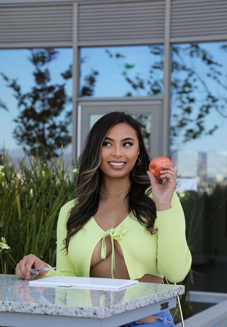 lindavo star sexy pic