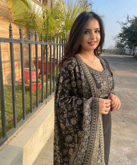 Aarushi Abrol erotic model pic