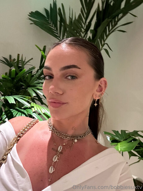 Bobbiesuxtv erotic model gallery