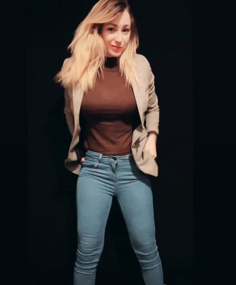 Elisa Calvi model beautiful img