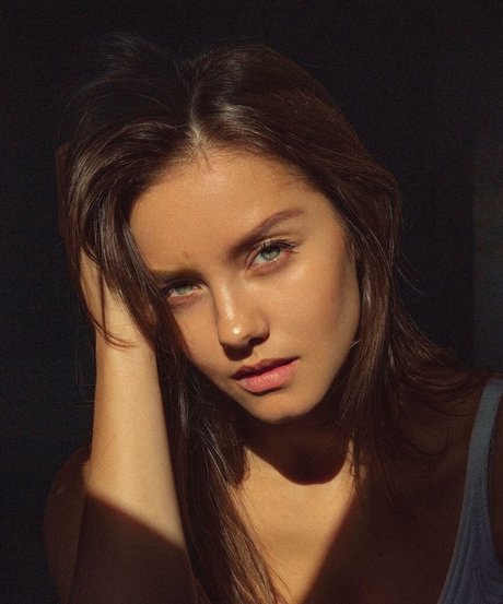 Nicola Cavanis xxx pornstar image