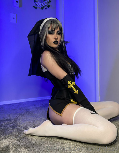 emundead nude actress pic