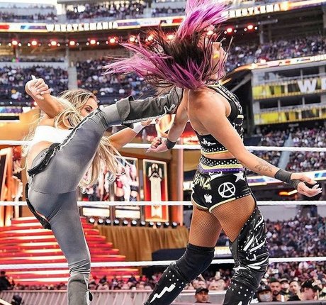 Trish Stratus model perfect images