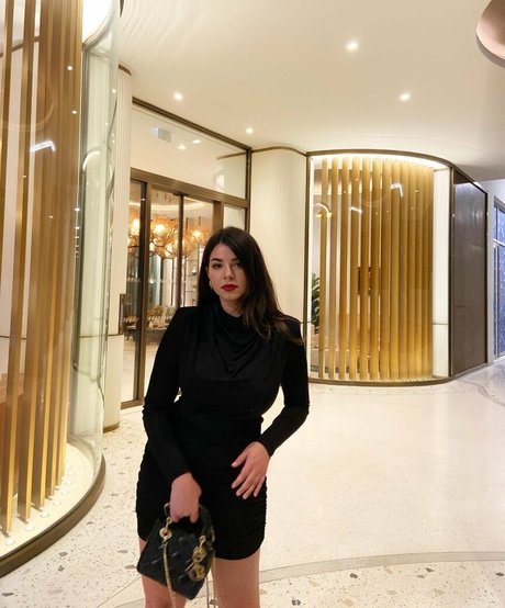 beautiful face onlyfans naked pic