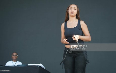 PinkPantheress model free picture