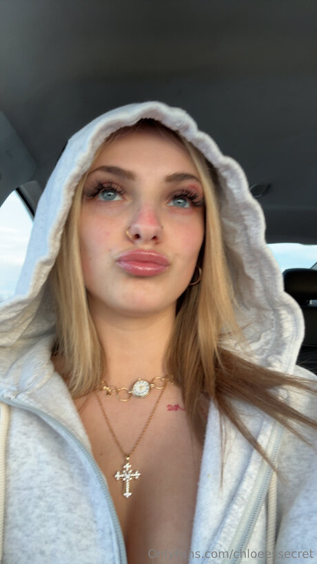 chloeessecret naked star picture