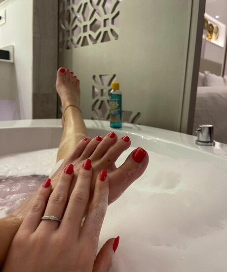 adriana feetgirl pretty model pictures