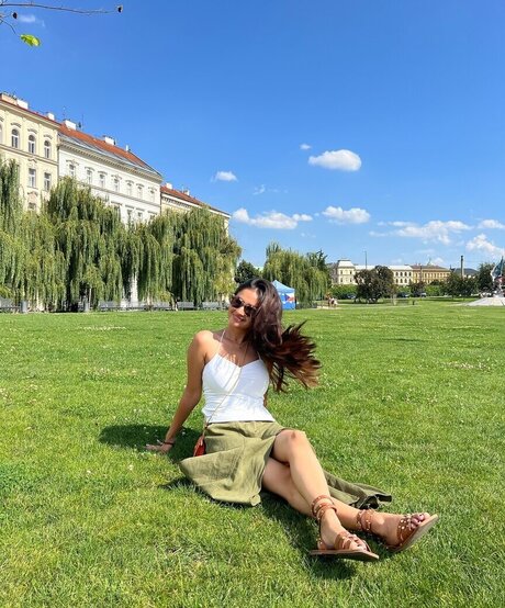 Anushka Sen sexy model pic