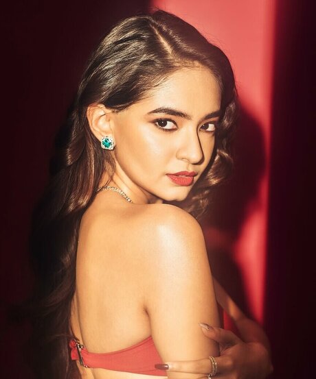 Anushka Sen hd star photo