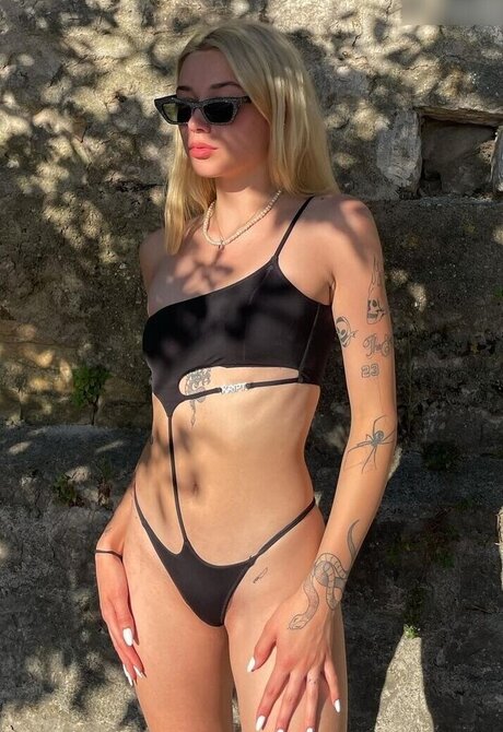 shemale outdoor onlyfans nudes pictures