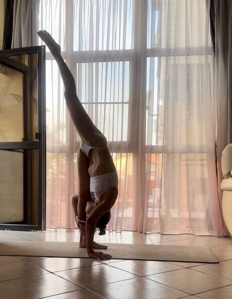 Eliz fit model free photo