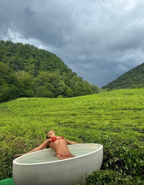 Eliz fit model pretty image