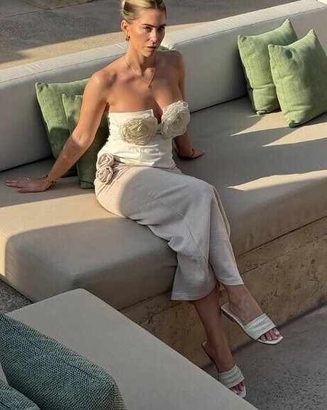 Mrs Bella exclusive star pics