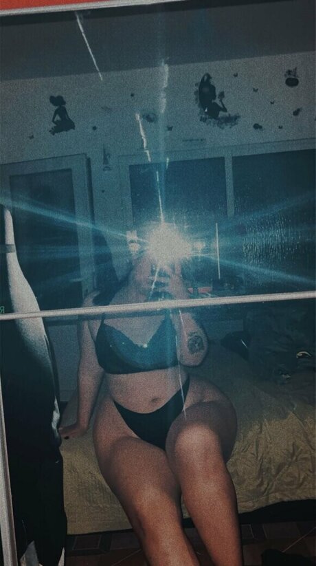 Ellyyelly star free pic