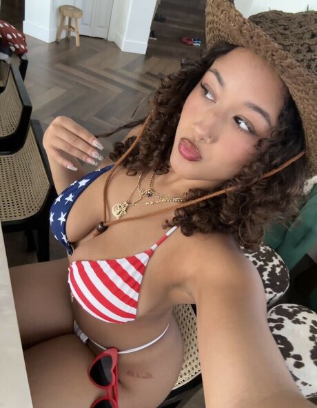 kloeelise model nudes pic