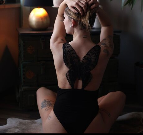 hi iam sara nude model image