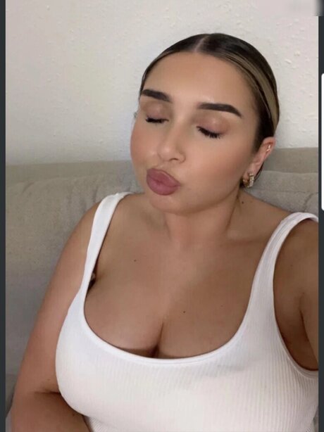 eating onlyfans adult img