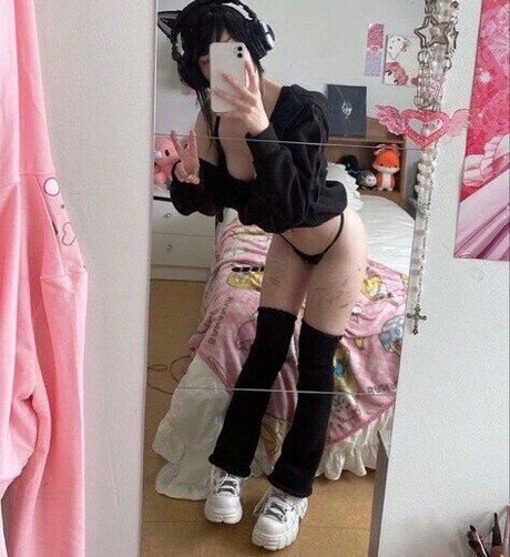 Moeponz pornographic model image