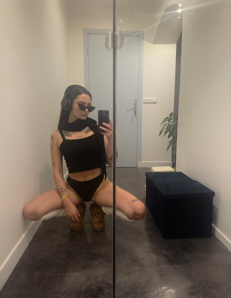 Lauraa rsi art actress picture