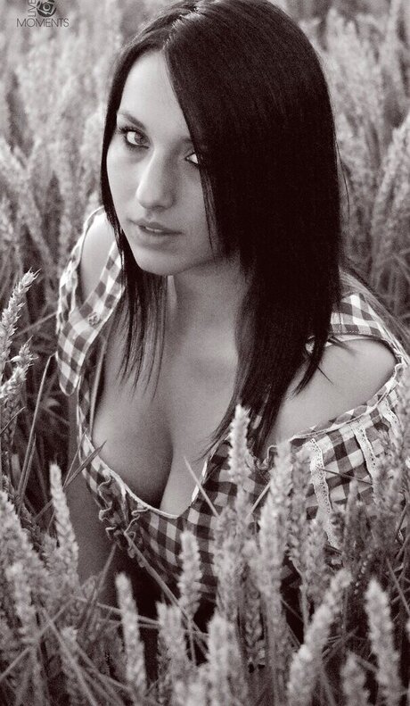 Alinas Landleben naked star pic