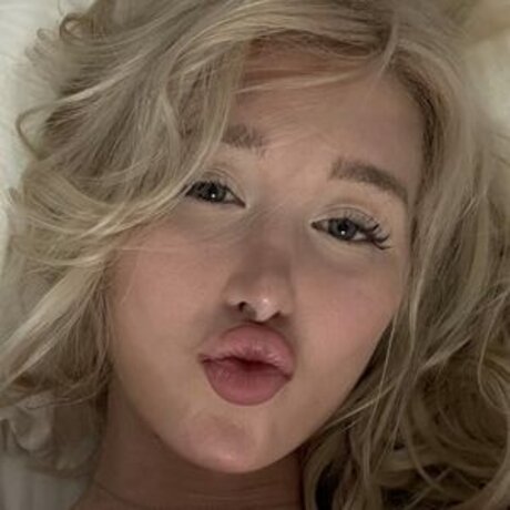 Amanda Toy beautiful actress pictures