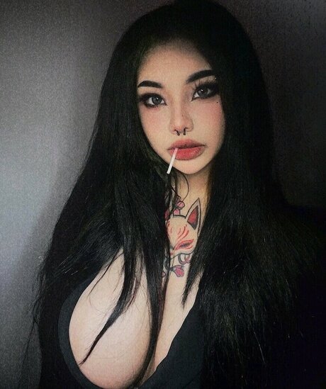 Sobaroll model sexy photo