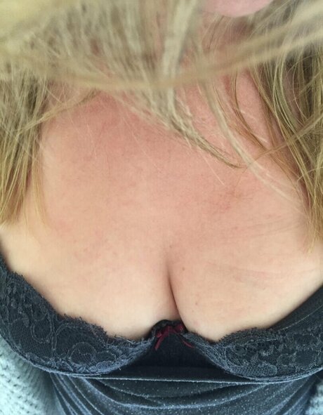 catraises pretty model pic