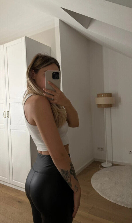 Doreen Petrova model nude pictures