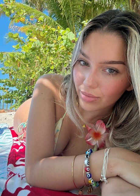 Kyara Maureen star sexy pic