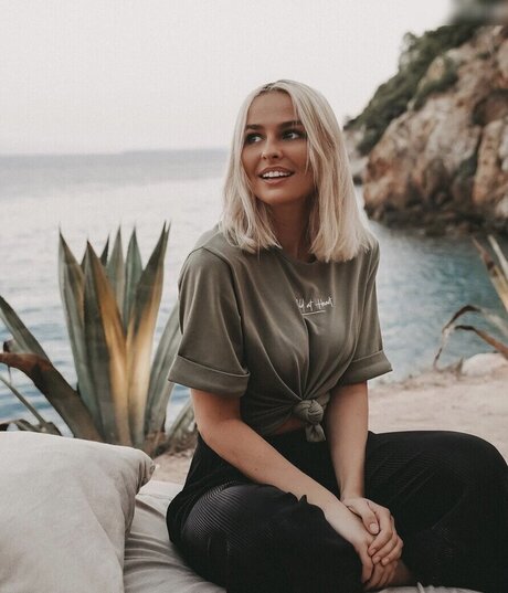 popular trans onlyfans pornographic picture