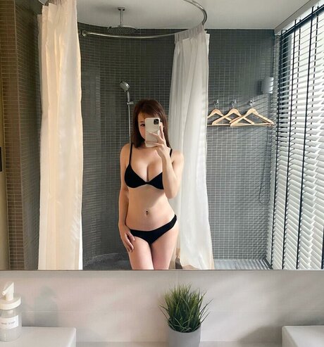 yogurtsita model naked photos