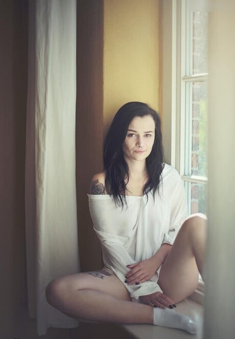 Wer ist sie_ pornographic model image