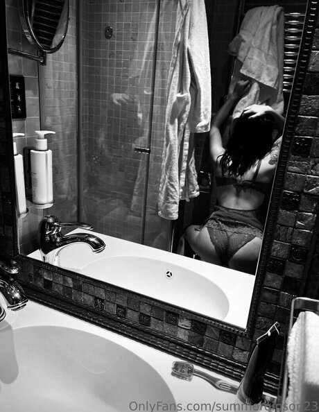 summergipson23 art model pic