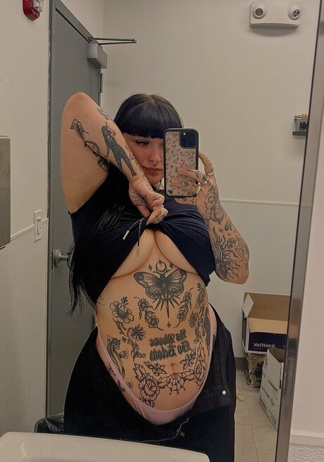 Venicecemetery model nudes picture