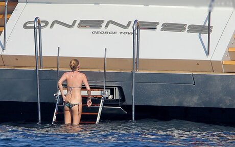 Lara Stone Profile Pic