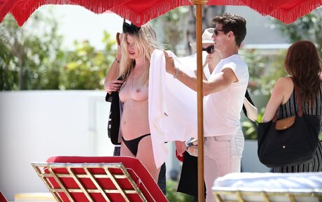 Lara Stone naked model pic