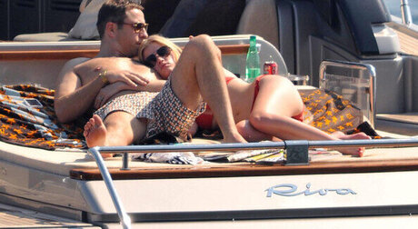 Lara Stone star nudes archive