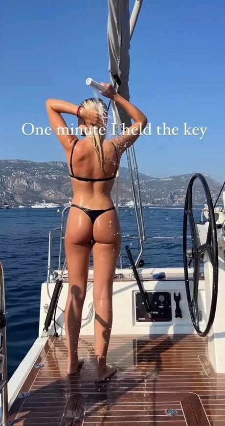 Laura Block naked actress img