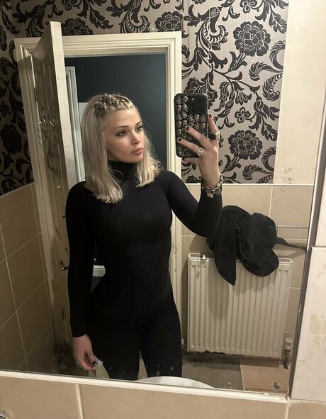 Lola Visage nude actress photo