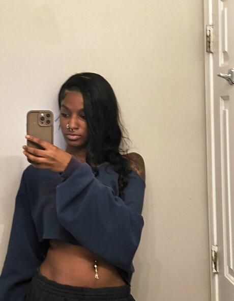 lauryntierre naked model photo