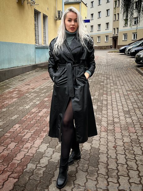 Paola blond hd model img