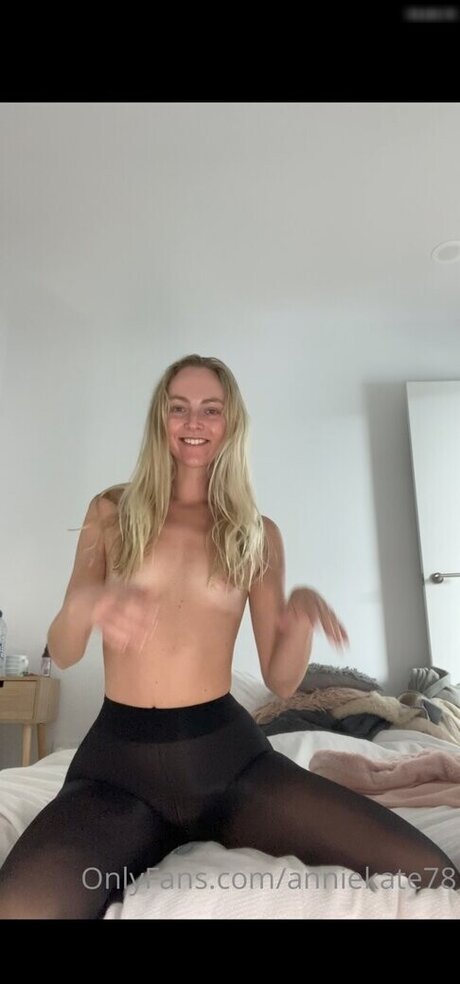 Annie Knight naked star archive