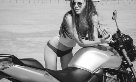 Affe auf Bike beautiful actress picture