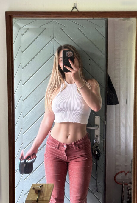 young onlyfans beautiful naked photo