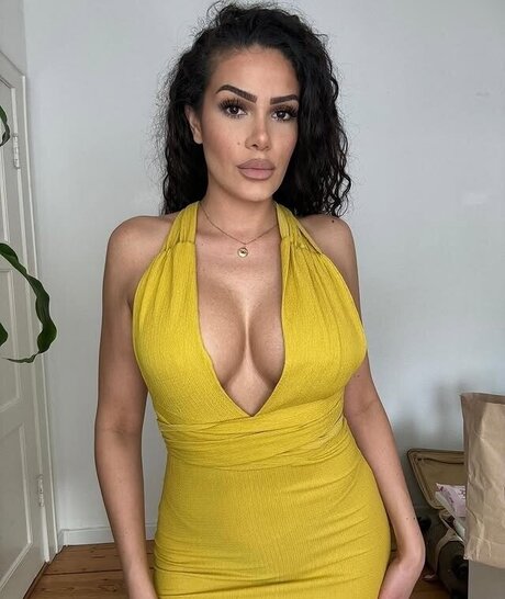 Roaya Soraya model free pic