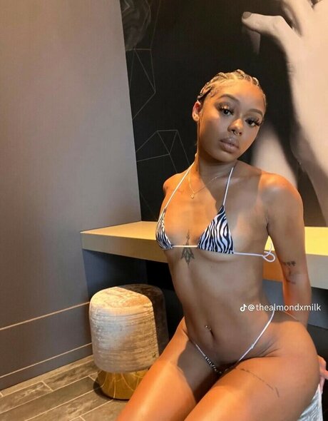 AlmondXMilk hd pornstar pic