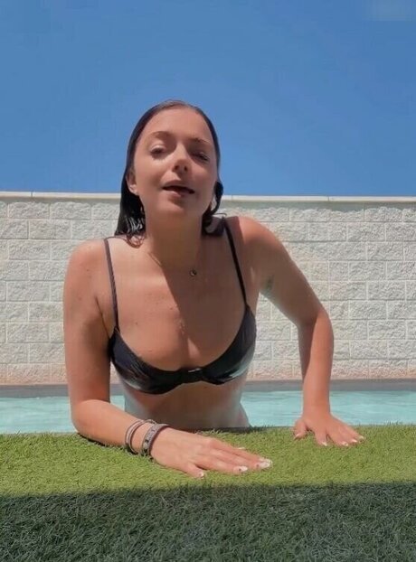 lesbian kissing onlyfans pretty pic