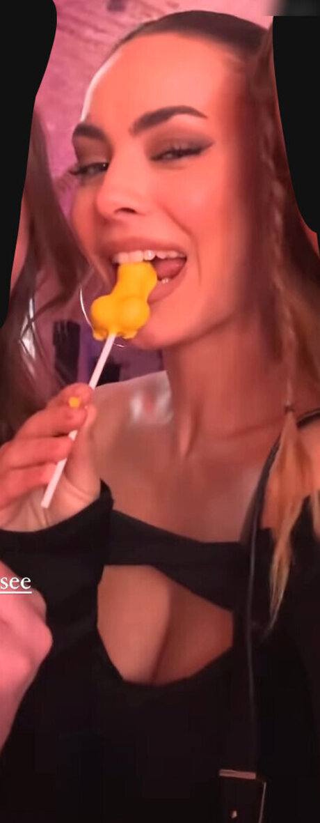 curvy shemale onlyfans sex pic