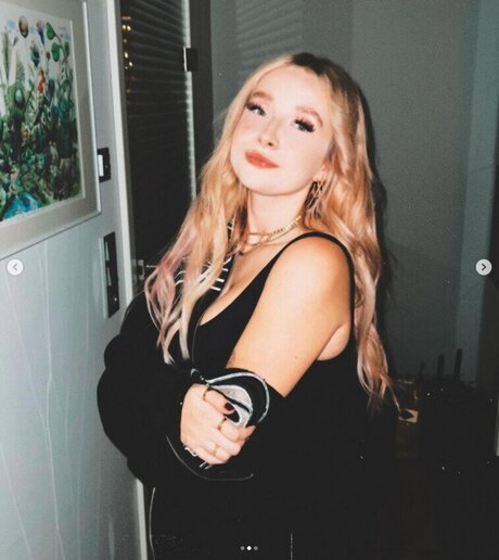 MinusElf star adult photos