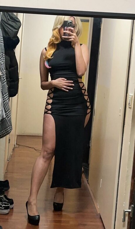 Brokuroos model nude pic